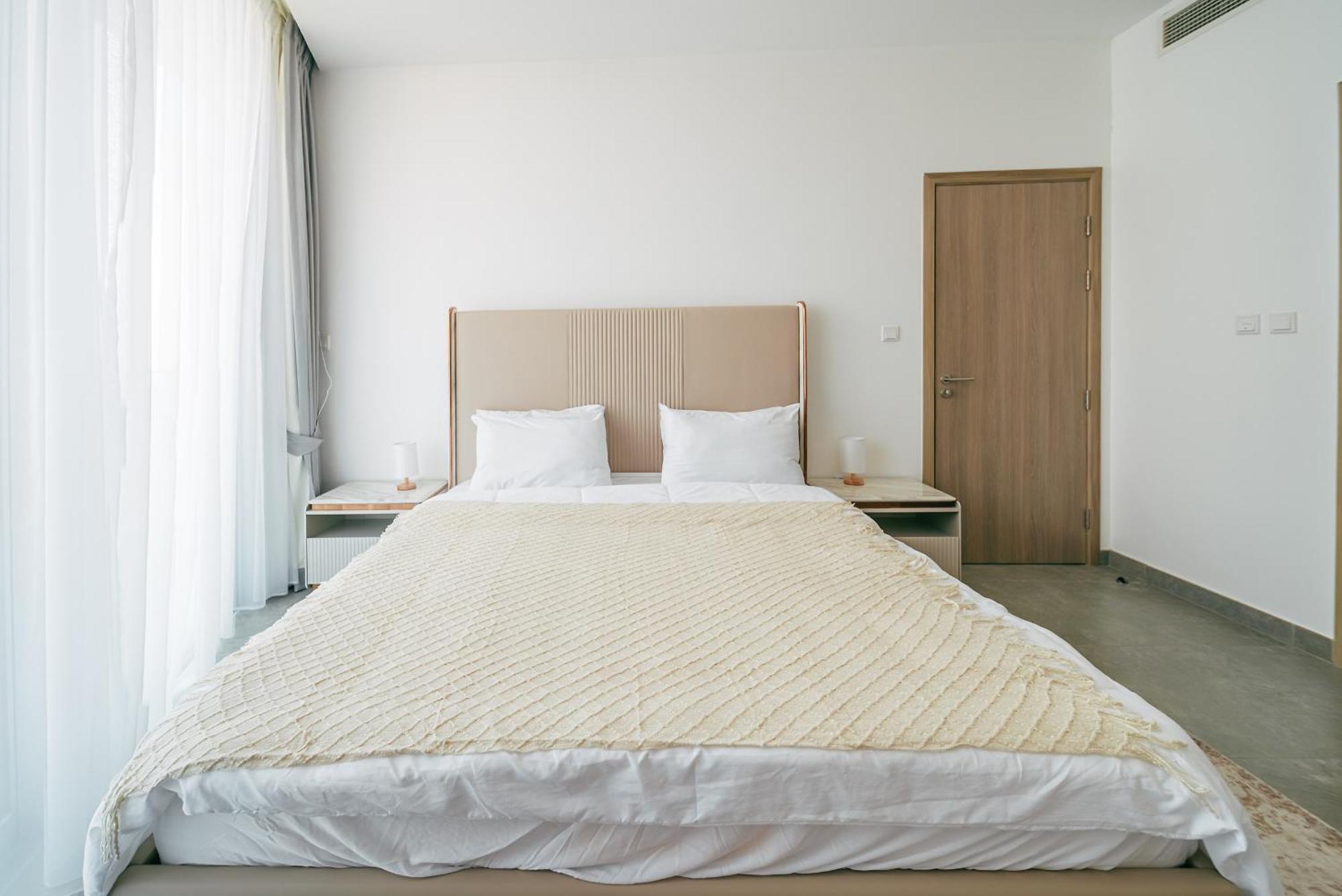 Lux 1br Direct Access To Marina 4 People